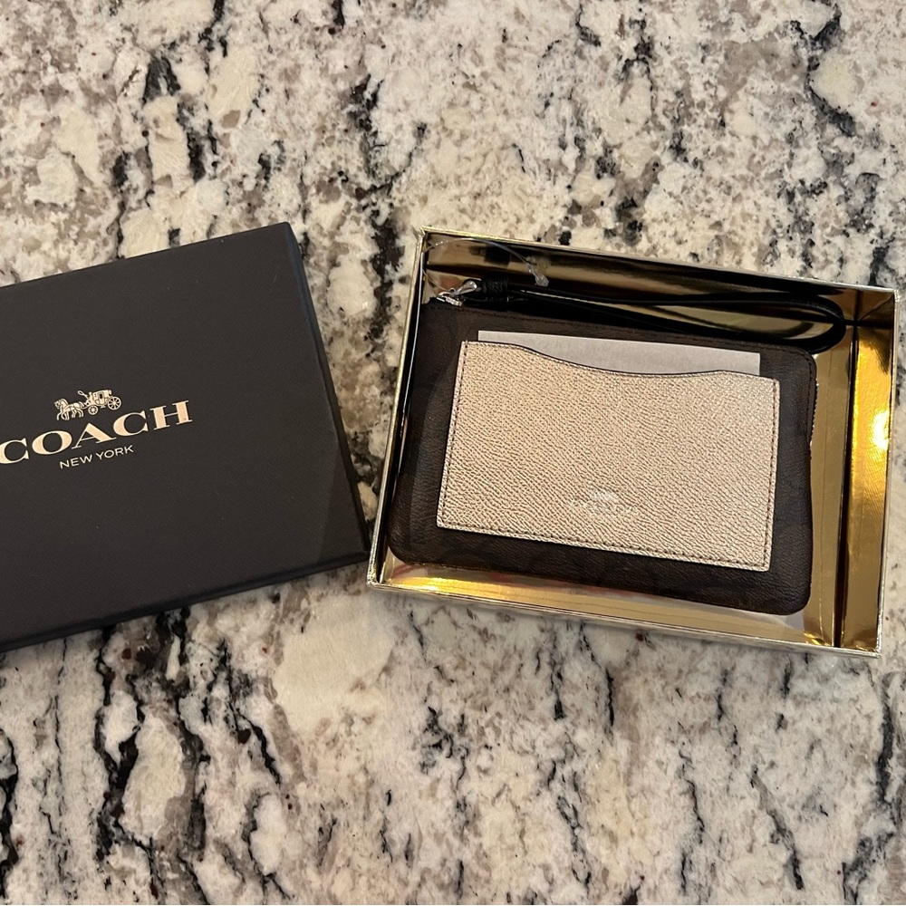 Coach Wristlet ⭐️new in box, perfect for a gift